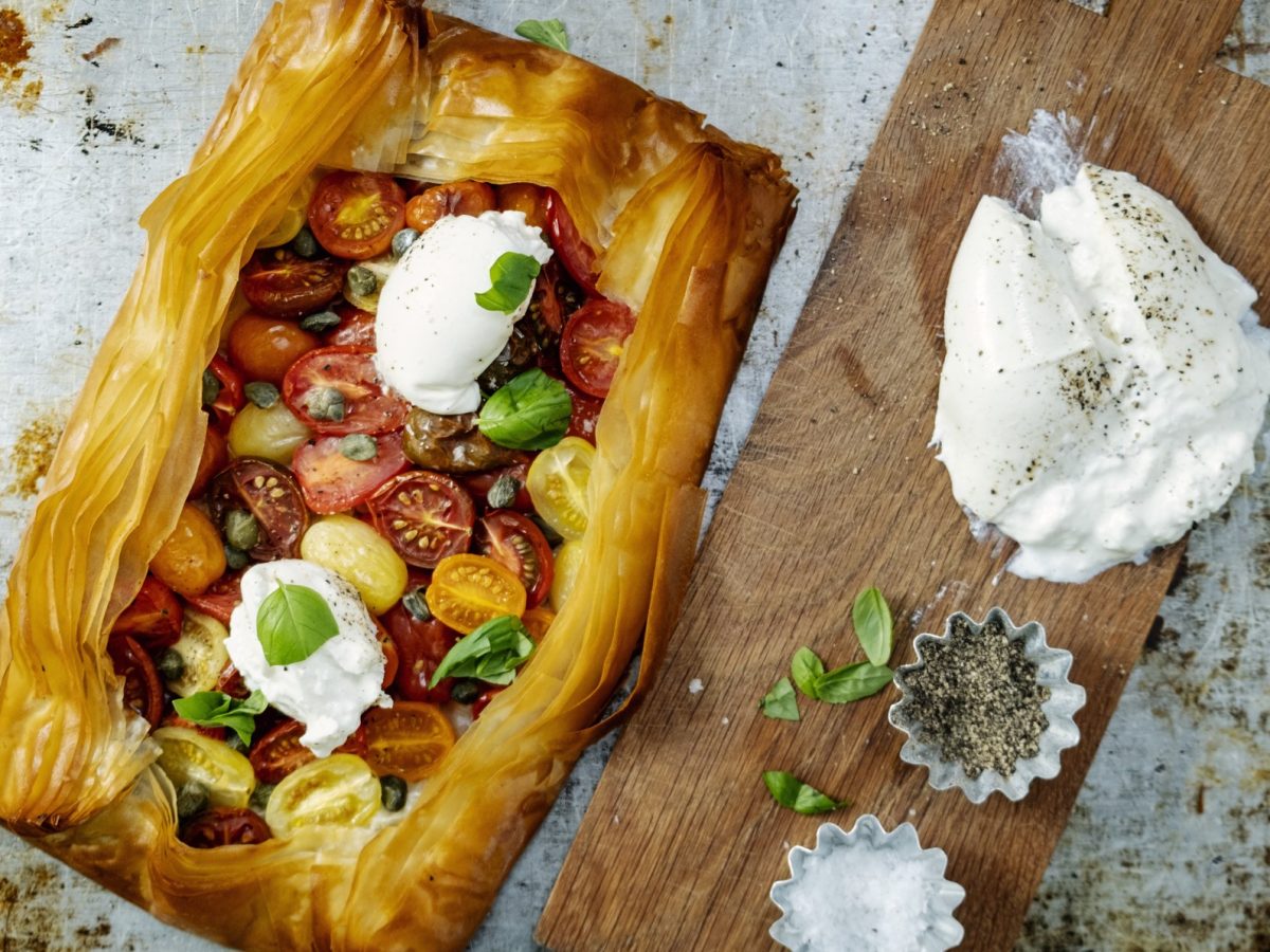 Tomatentarte mit Filoteig und Burrata von oben fotografiert.