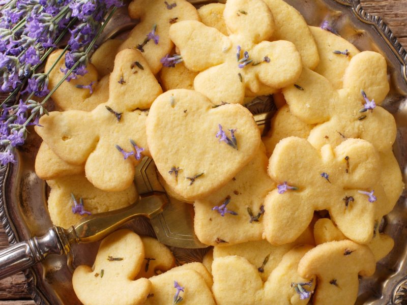 vegane Lavendelkekse in Glasschüssel, daneben Lavendel.