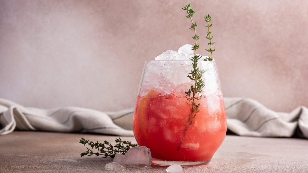 Grapefruit Thyme in einem Glas mit Crushed Ice.