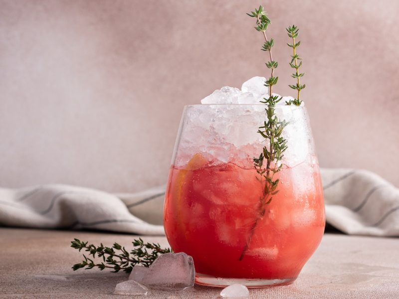 Grapefruit Thyme in einem Glas mit Crushed Ice.