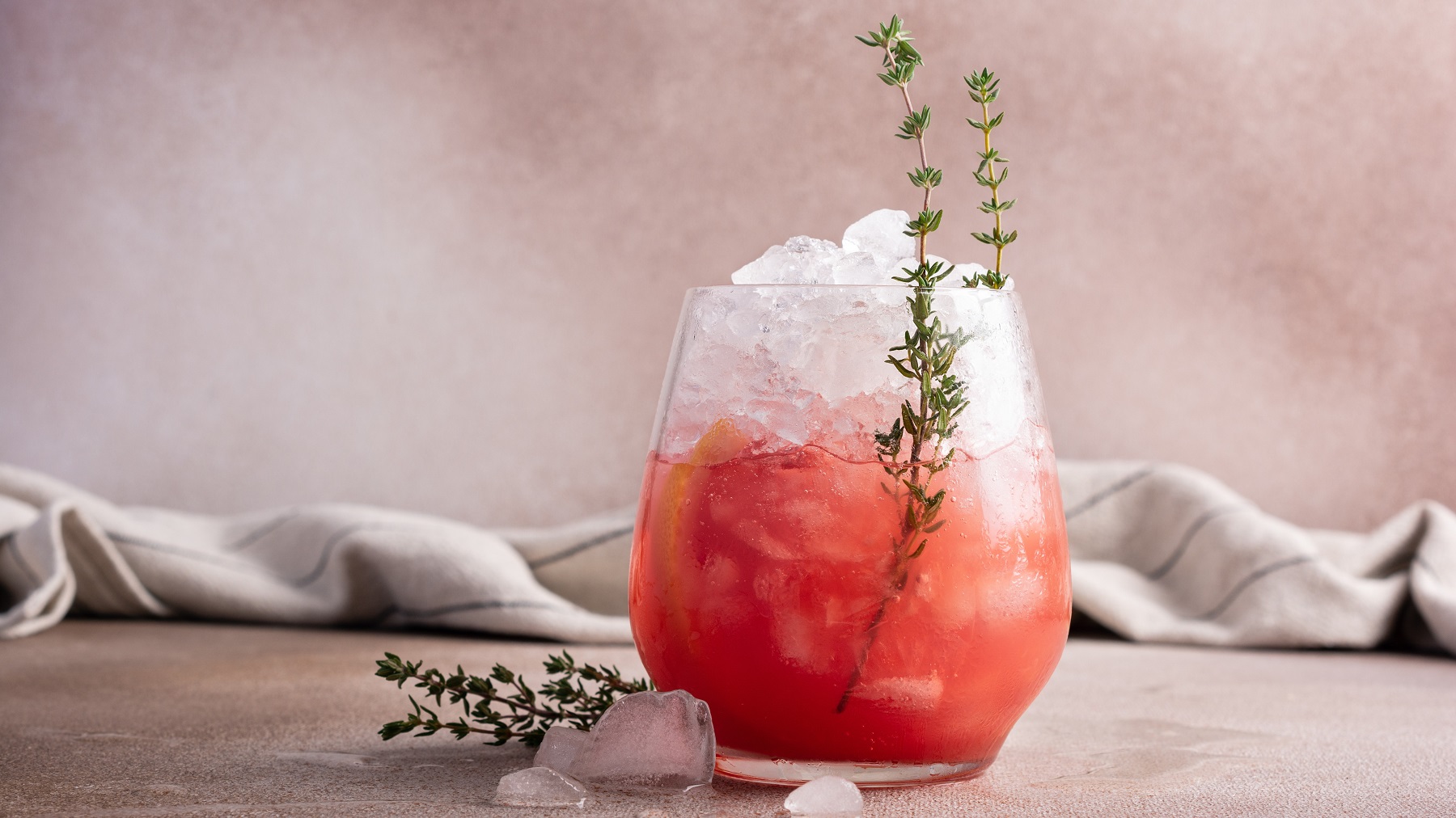 Grapefruit Thyme in einem Glas mit Crushed Ice.