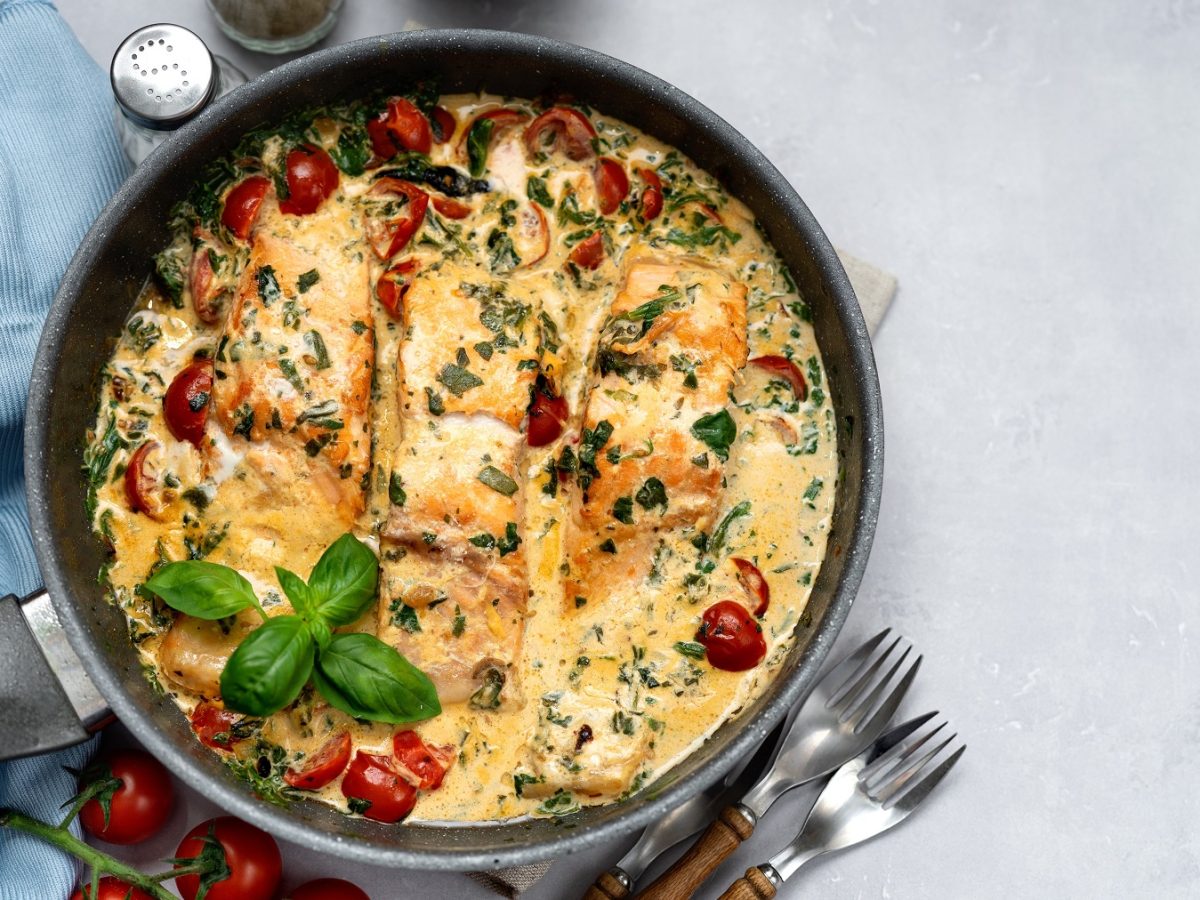 Mediterraner Lachs in einer Pfanne von oben fotografiert.