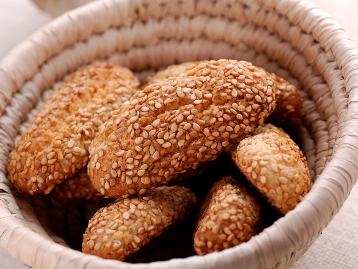 Biscotti reginelle in einem Bastkorb.