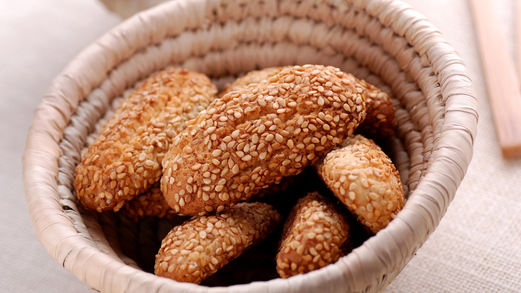 Biscotti reginelle in einem Bastkorb.