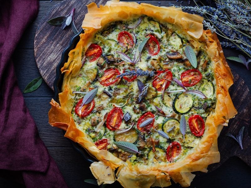 Gemüse-Quiche mit Filoteig von oben fotografiert, daneben ein Bund getrockneter Lavendel.