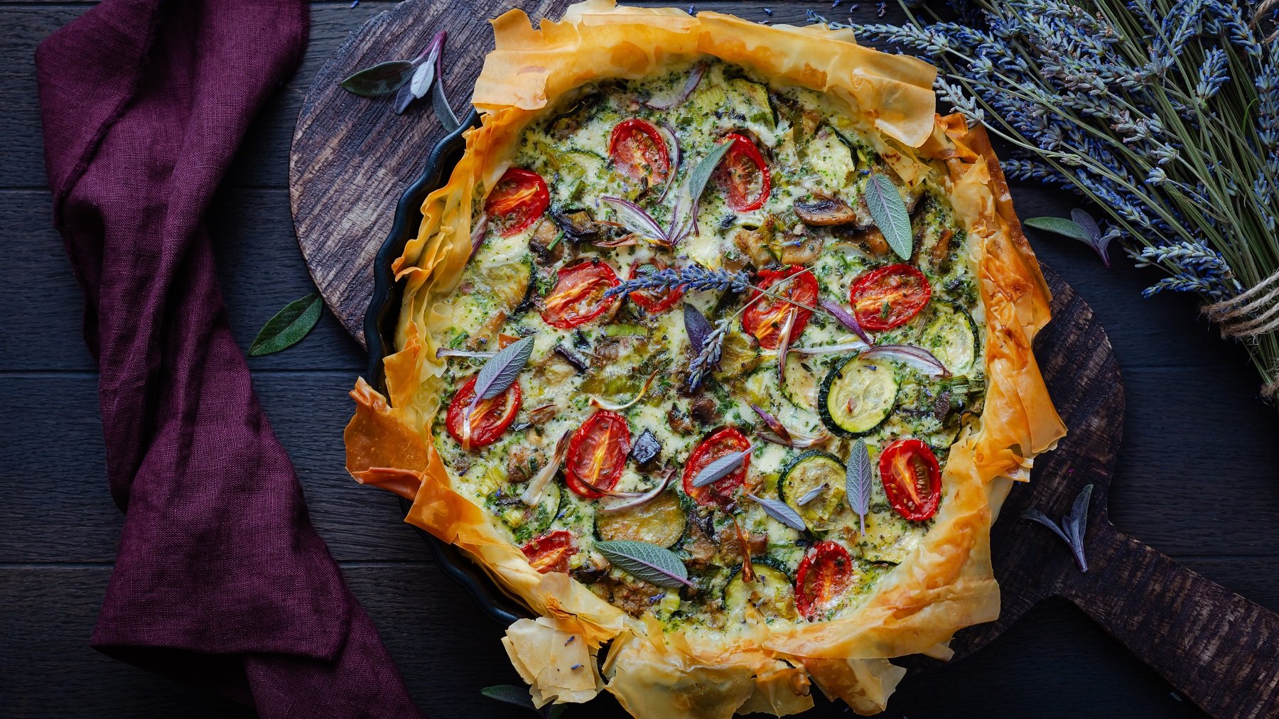 Gemüse-Quiche mit Filoteig von oben fotografiert, daneben ein Bund getrockneter Lavendel.