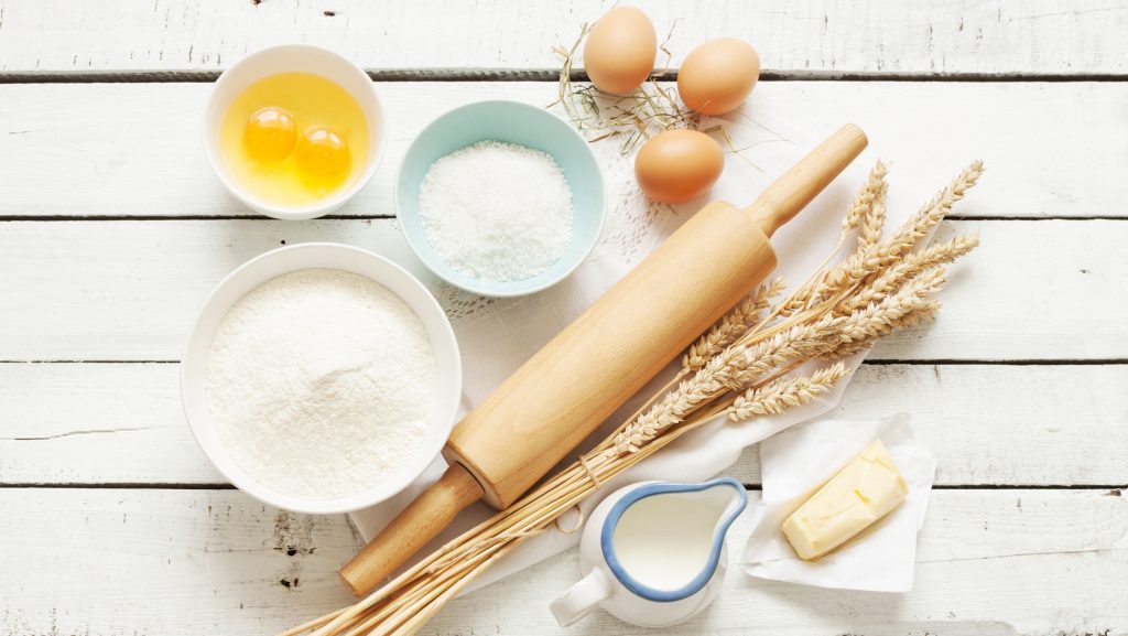 Zutaten für Grundrezept für Pfannkuchen von oben fotografiert.