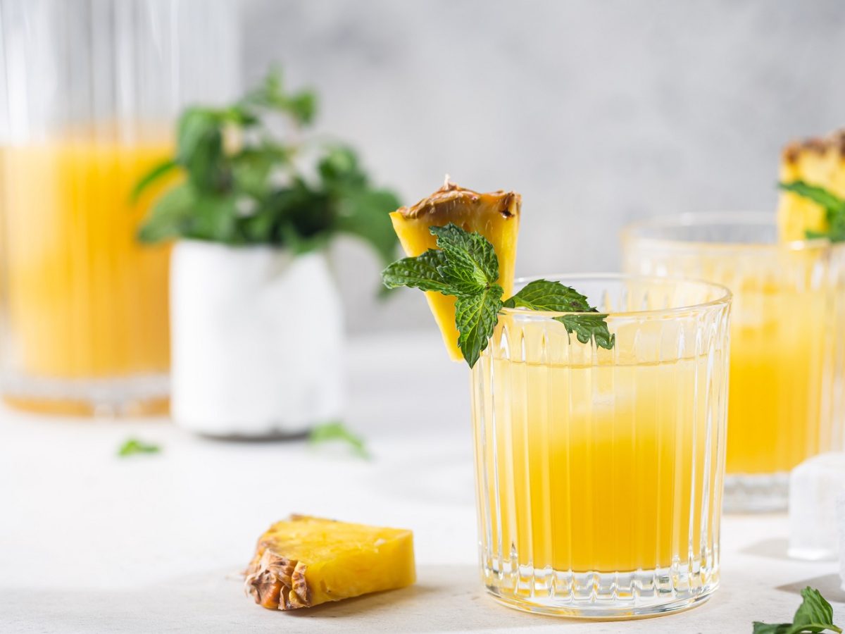 Zwei Gläser mit dem Pineapple Lemon Mocktail.