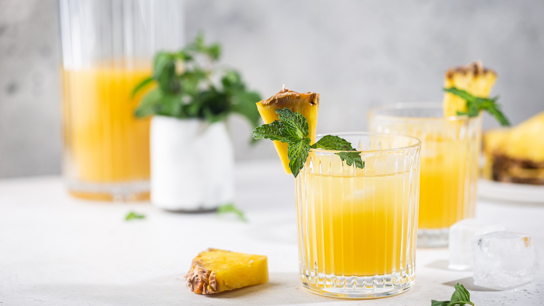 Zwei Gläser mit dem Pineapple Lemon Mocktail.