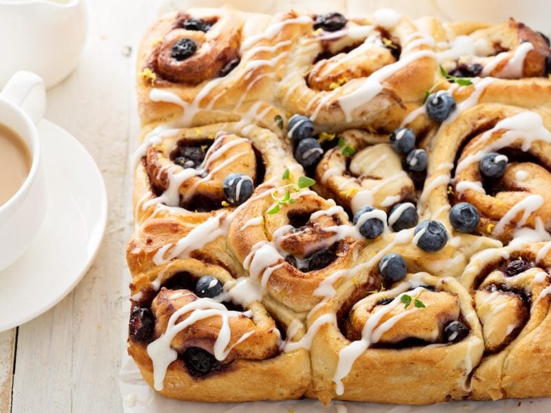 Draufsicht auf schwedische Blaubeerschnecken mit dem Frischkäse-Frosting.