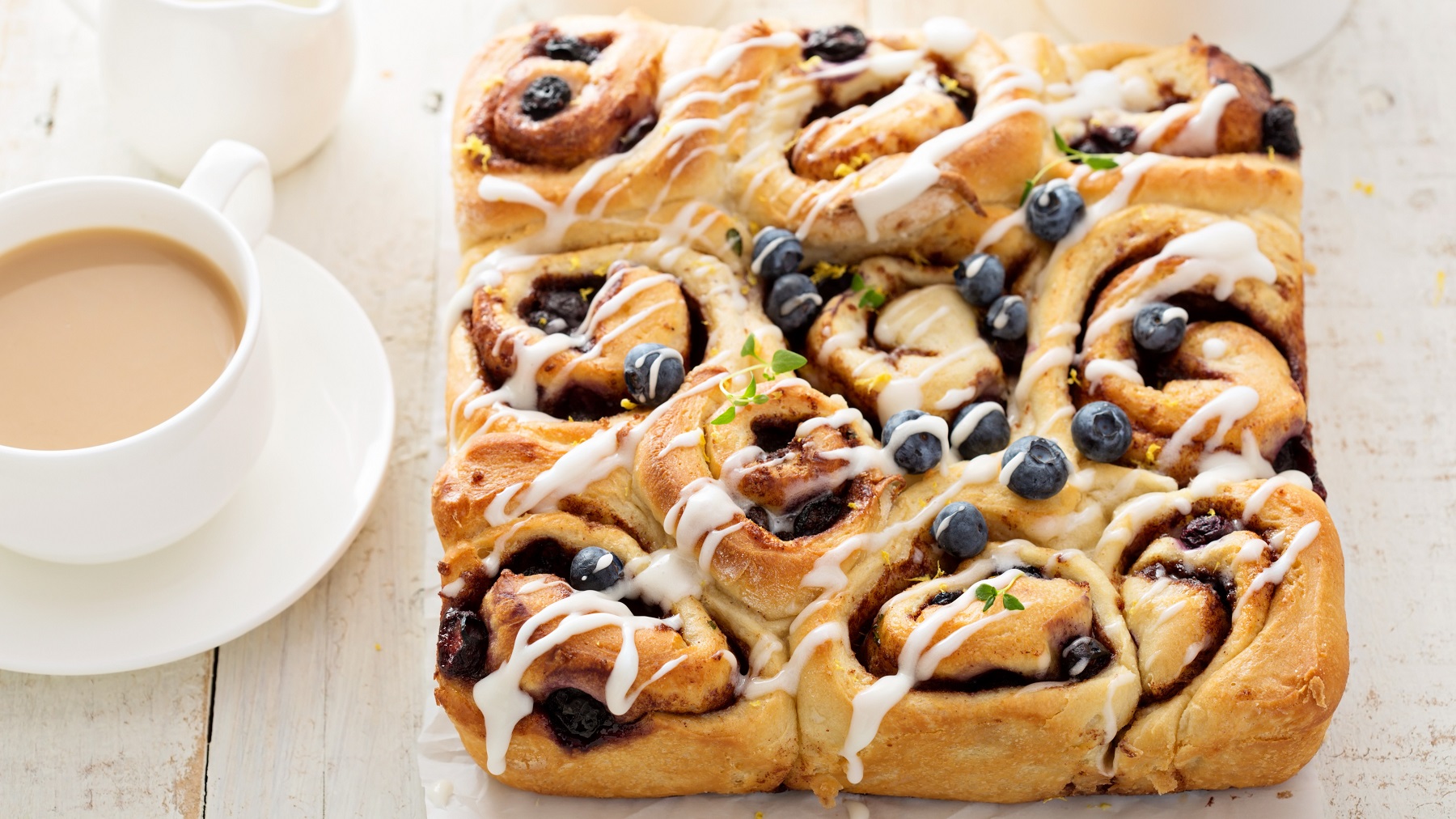 Draufsicht auf schwedische Blaubeerschnecken mit dem Frischkäse-Frosting.