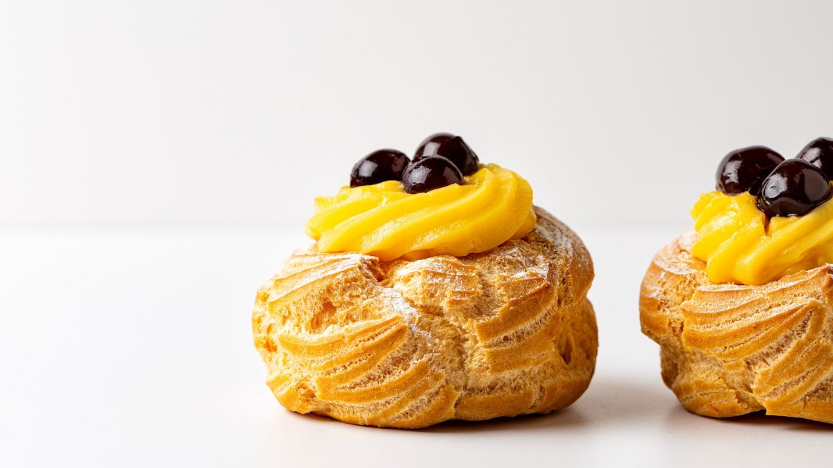 Zeppola di San Giuseppe als Nahaufnahme vor weißem Hintergrund.