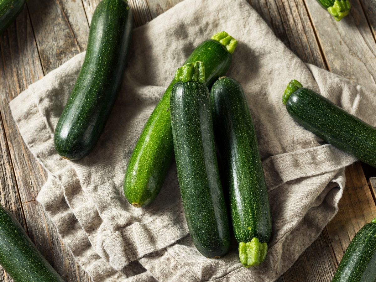 Frische Zucchini auf einem Leinentuch von oben fotografiert