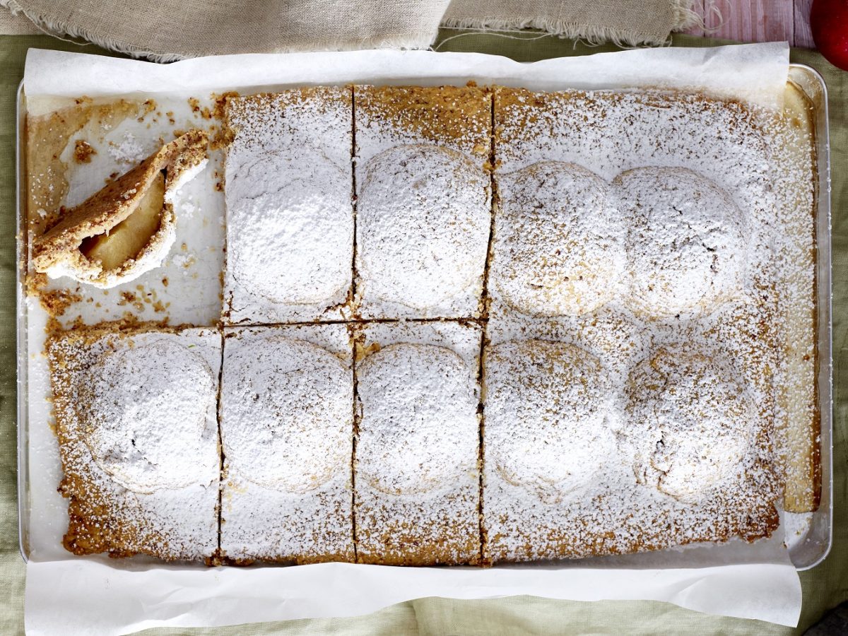 Apfelkuchen im Knuspermantel mit Puderzuckerdecke von oben fotografiert.