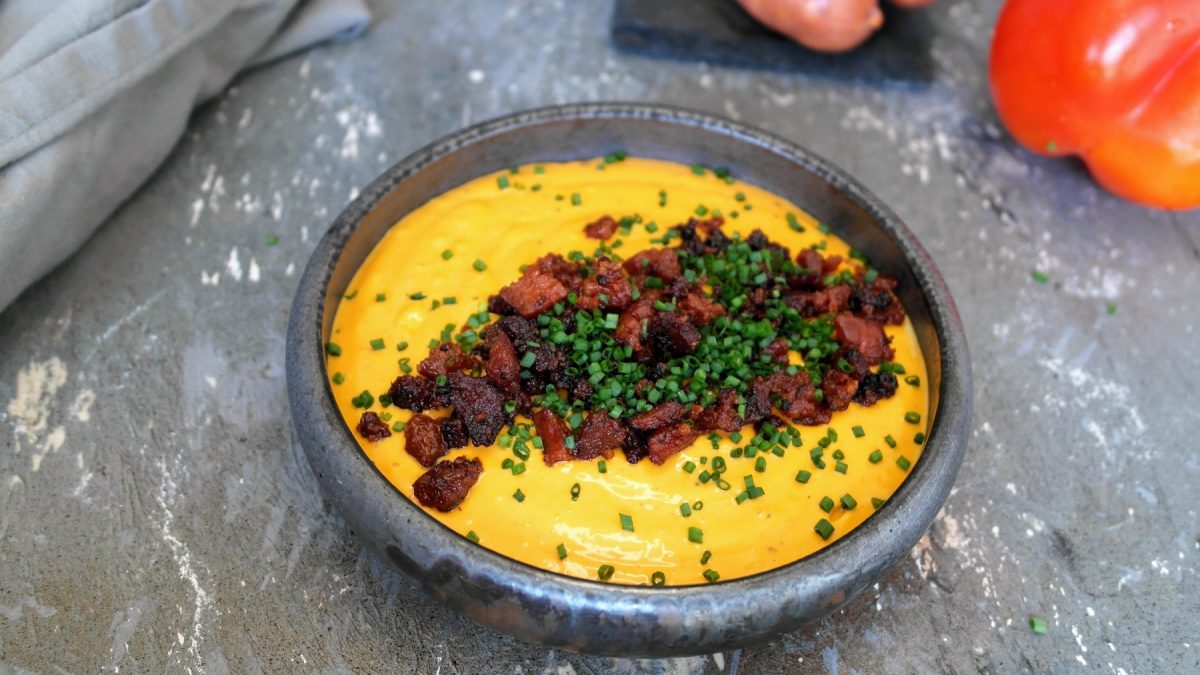 Eine graue Schale mit der Chorizo-Mayonnaise auf einem grauen Steintisch. Alles von schräg oben fotografiert.