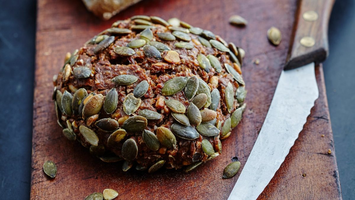 Glutebfreies Saaten-Brötchen von vorne fotografiert.