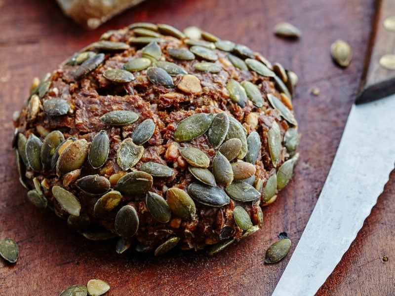 Glutebfreies Saaten-Brötchen von vorne fotografiert.