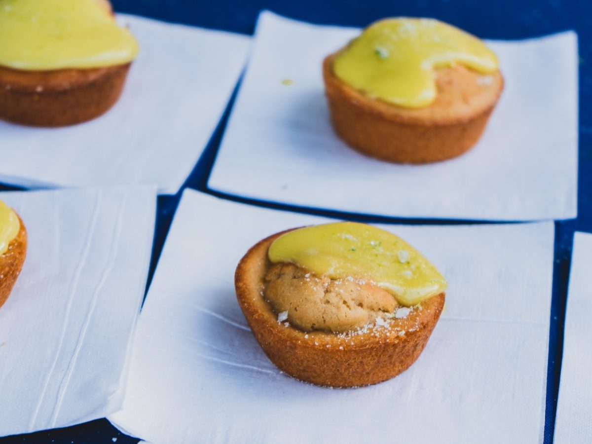 Mochi-Muffins auf weißen Servietten auf blauem Hintergrund.