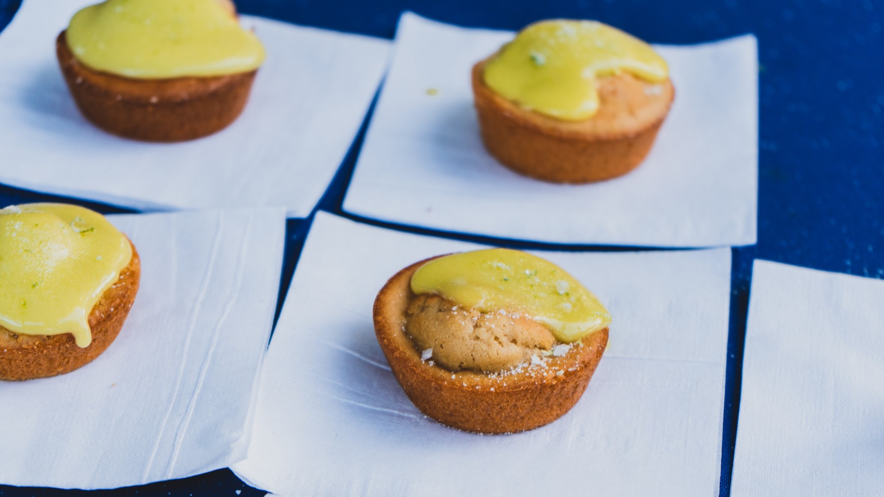 Mochi-Muffins auf weißen Servietten auf blauem Hintergrund.