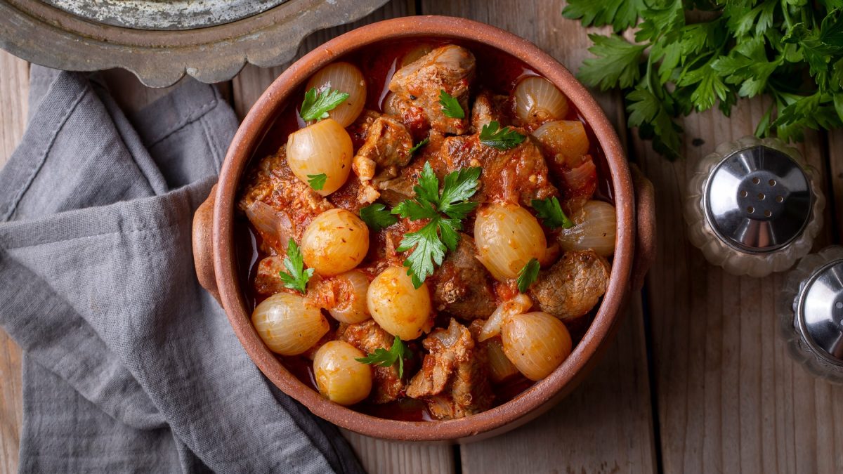 Griechischer Stifado mit Rindfleisch und Perlzwiebeln von oben fotografiert.