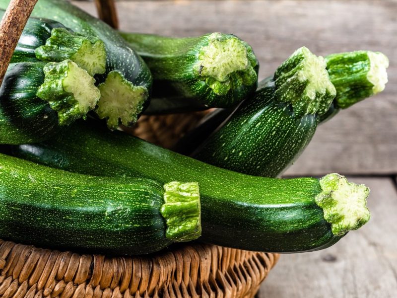 Frische Zucchini in einem Korb für Rezepte, Hauptspeisen oder Mittagsessen von vorne fotografiert.