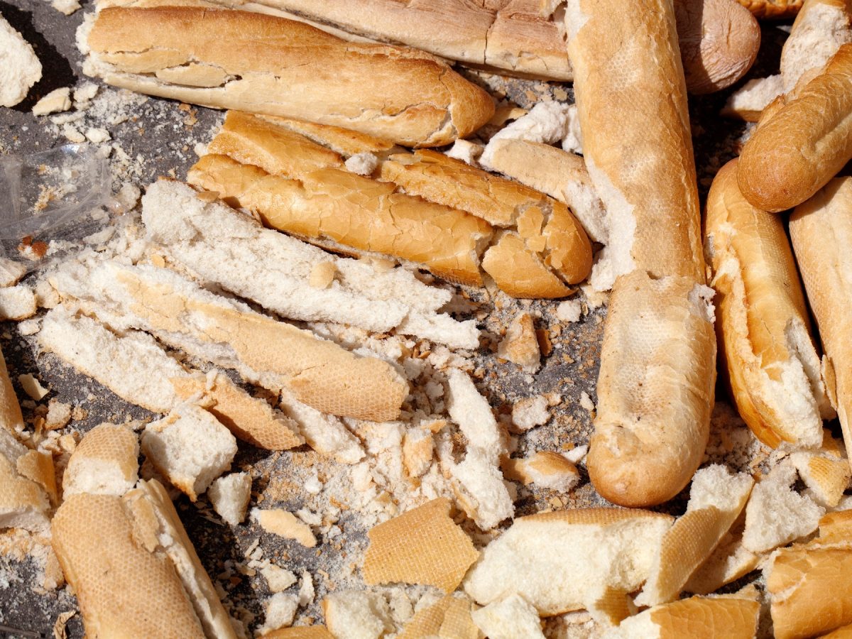 Altes Brot und Baguette von oben fotografiert.