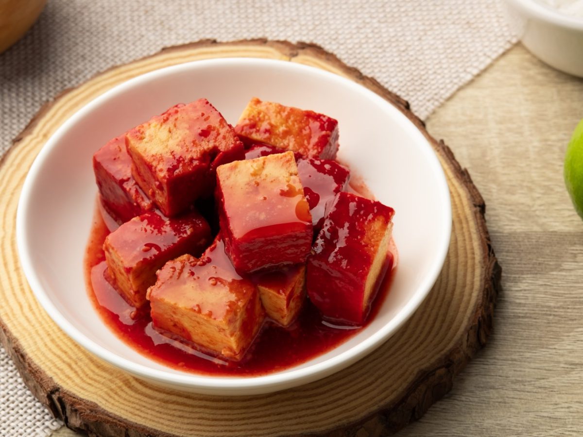 Fermentierter Tofu in einer weißen Schüssel auf hölzernem Hintergrund.