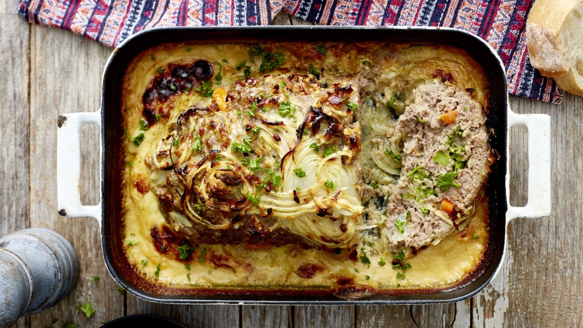 Draufsicht: Gemüse-Curry-Braten in weißer Auflaufform.