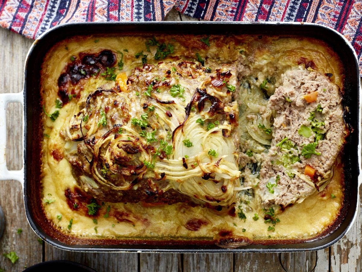 Draufsicht: Gemüse-Curry-Braten in weißer Auflaufform.