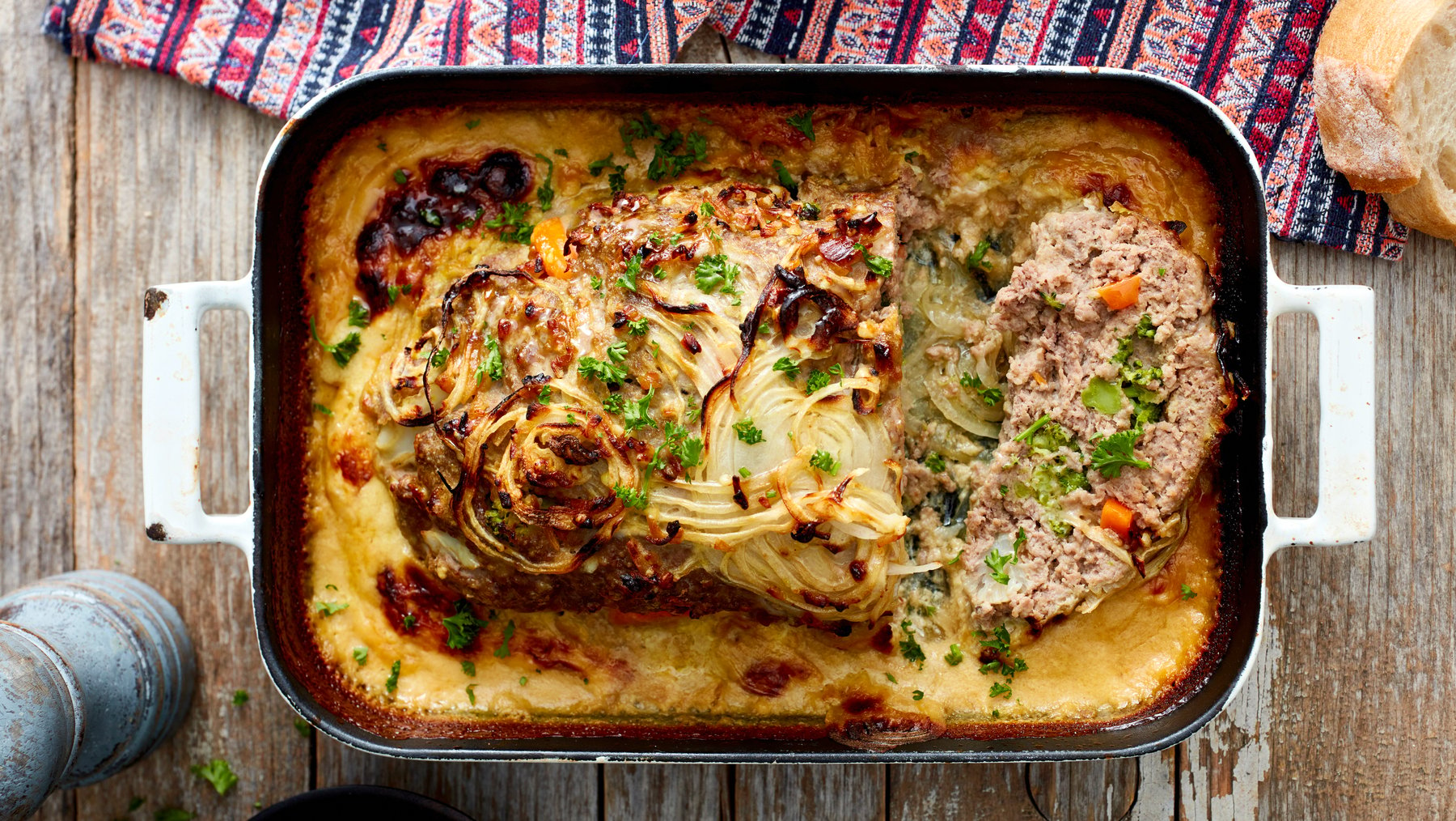 Draufsicht: Gemüse-Curry-Braten in weißer Auflaufform.