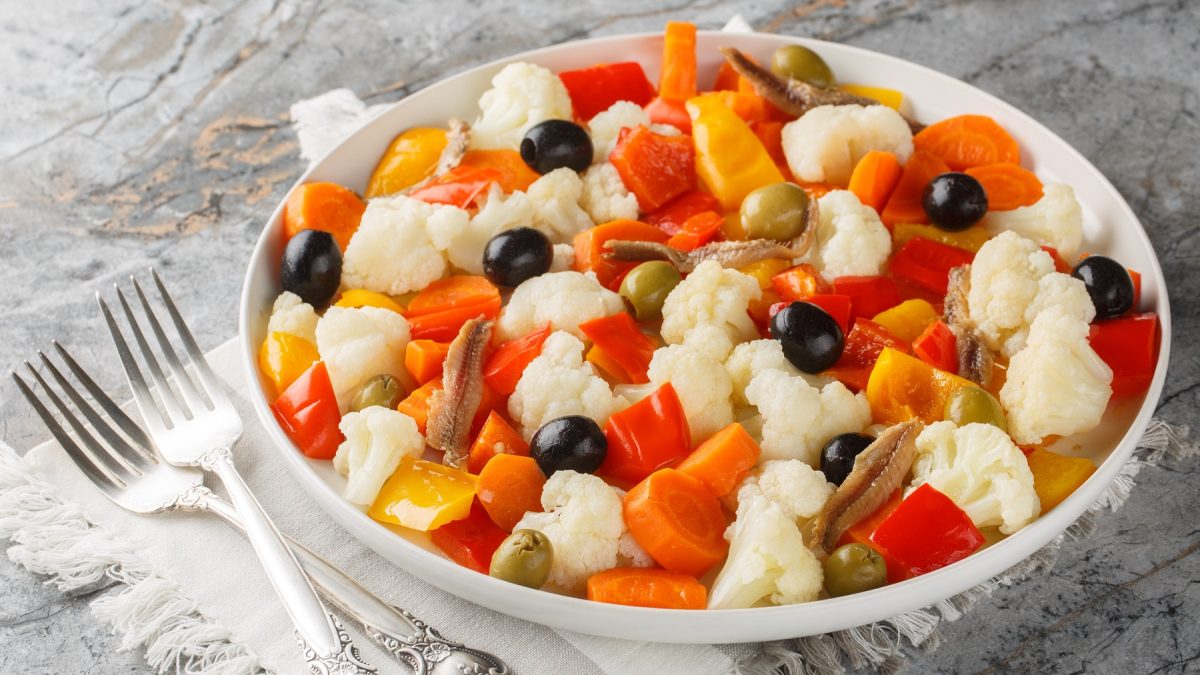 Insalata di rinforzo auf einem weißen Teller von schräg oben fotografiert.