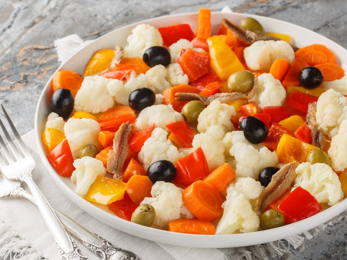 Insalata di rinforzo auf einem weißen Teller von schräg oben fotografiert.