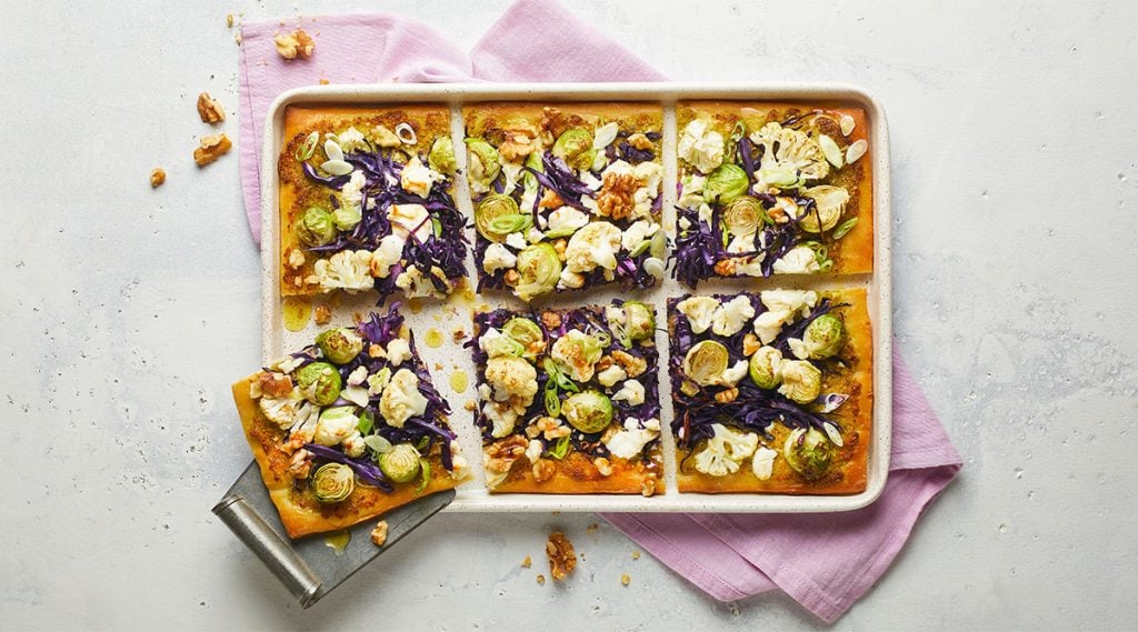 Saisonaler Genuss auf dem Teller: Winter-Pizza mit Blumenkohl, Rosenkohl und Feta