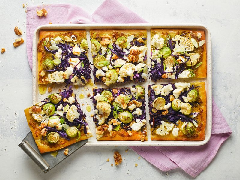 Saisonaler Genuss auf dem Teller: Winter-Pizza mit Blumenkohl, Rosenkohl und Feta