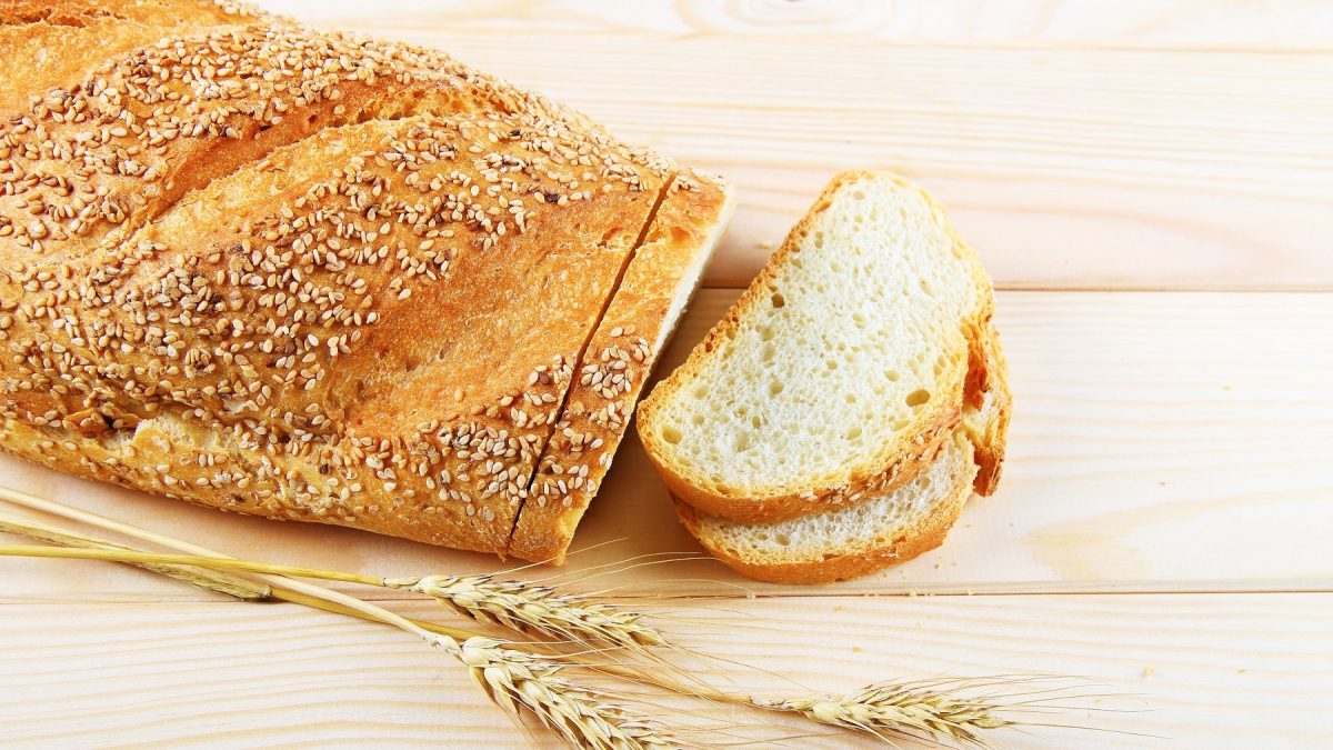 Angeschnittenes Pane siciliano von oben fotografiert vor einem weißen Hintergrund.