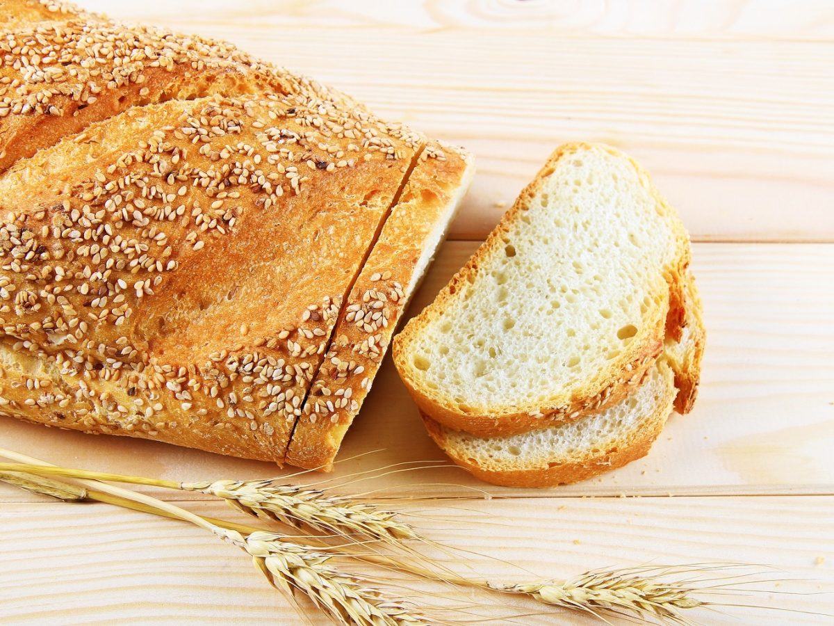 Angeschnittenes Pane siciliano von oben fotografiert vor einem weißen Hintergrund.