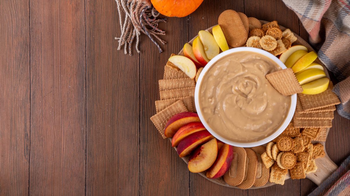 Pumpkin-Spice-Dip von oben fotografiert, daneben Kekse und geschnittenes Obst.