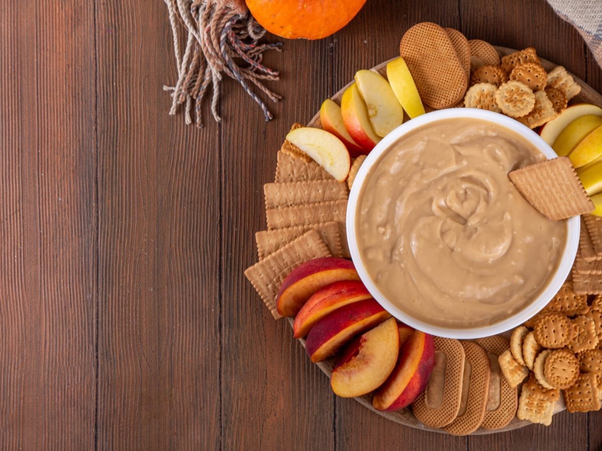 Pumpkin-Spice-Dip von oben fotografiert, daneben Kekse und geschnittenes Obst.