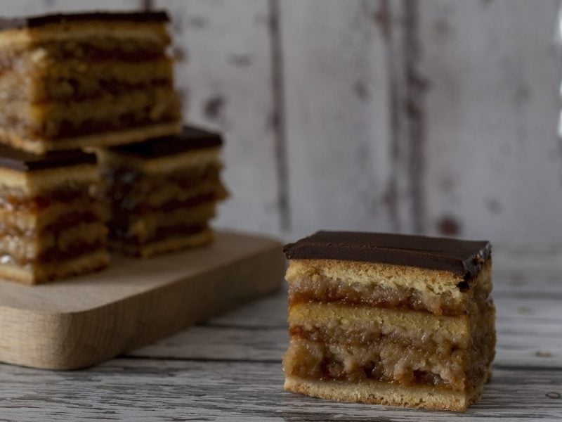 Eine Zserbó-Schnitte im Vordergrund und im Hintergrund drei gestapelte Zserbó-Schnitten von vorne fotografiert.