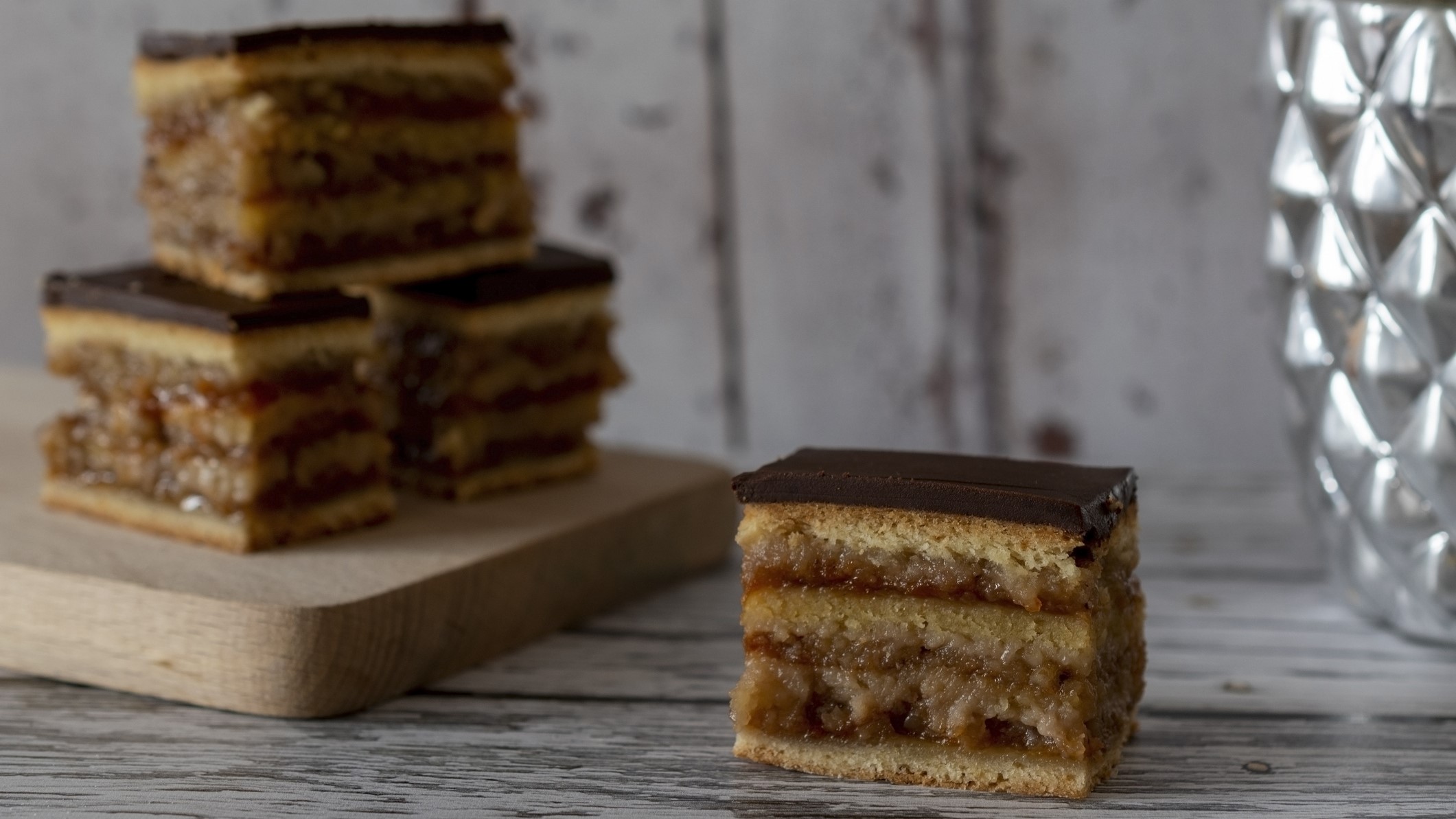 Eine Zserbó-Schnitte im Vordergrund und im Hintergrund drei gestapelte Zserbó-Schnitten von vorne fotografiert.