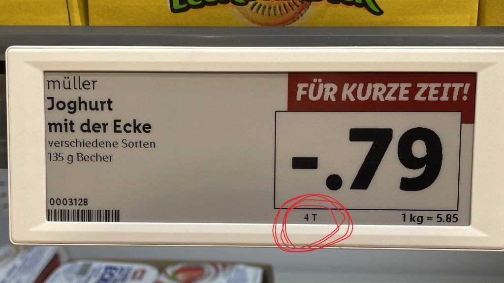 Nahaufnahme eines digitalen Preisschilds mit Sonderangebot für Joghurt, 0,79 Euro, rot markiert „4 T“ für vier Tage gültig.